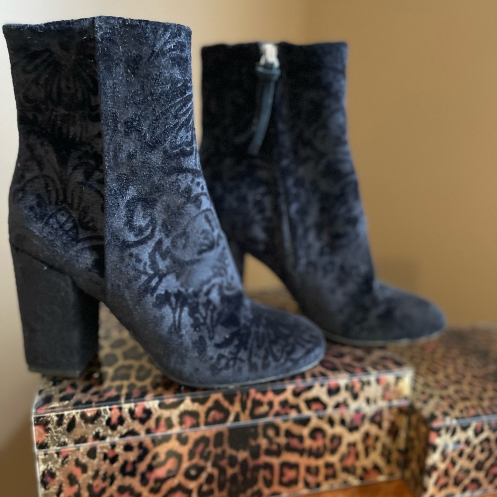 Rebecca Minkoff black suede pattern boot size 6